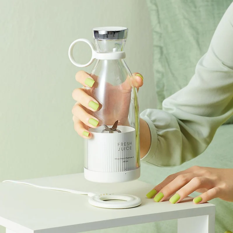 Tragbarer Mini Smoothie Mixer Becher | Wiederaufladbarer USB Mixer für Shakes & Smoothies | Kompakt & BPA-frei