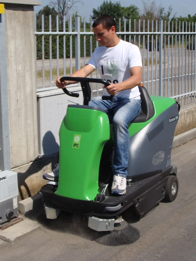 Mit Service-Garantie. Aufsitzkehrsaugmaschine IPC-Gansow 1050 - nachhaltige Hybridtechnik