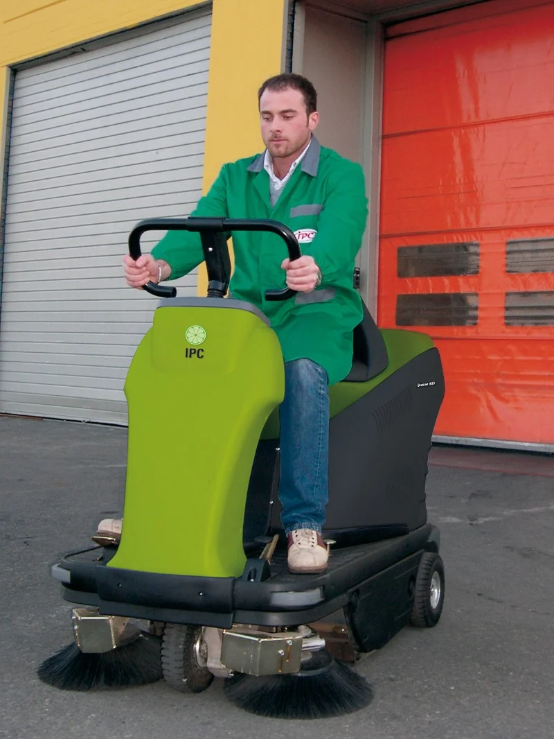 Mit Service-Garantie. Aufsitzkehrsaugmaschine IPC-Gansow 1050 - nachhaltige Hybridtechnik