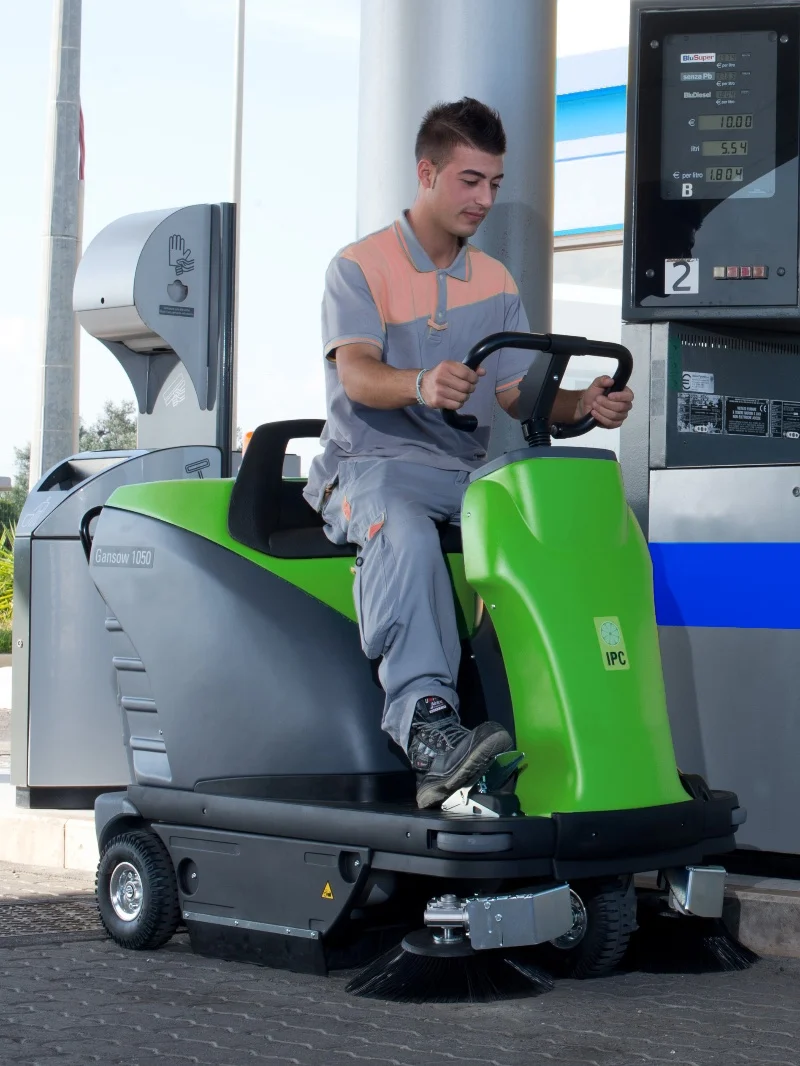 Mit Service-Garantie. Aufsitzkehrsaugmaschine IPC-Gansow 1050 - nachhaltige Hybridtechnik