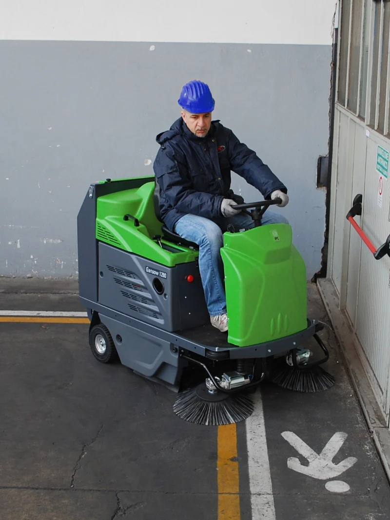 Mit Service-Garantie. Aufsitzkehrsaugmaschine IPC-Gansow 1280 - nachhaltige Hybridtechnik